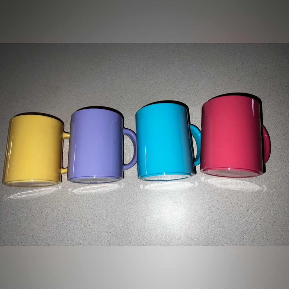 4 Colorful plastic coffee cups